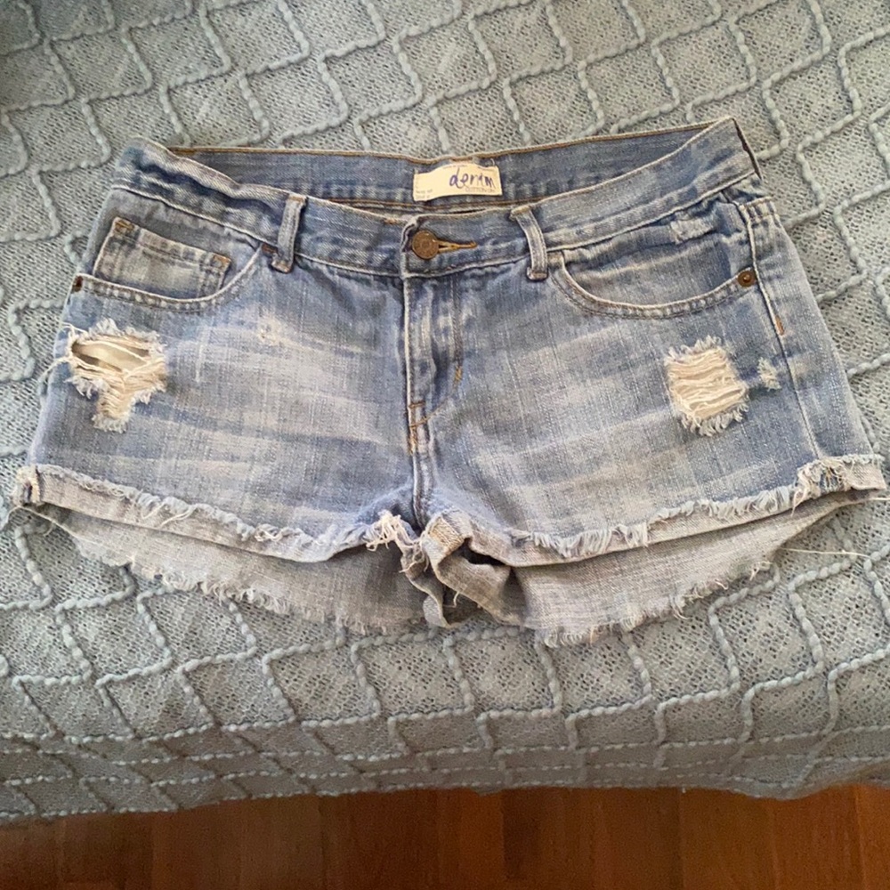 Light wash Distressed jean shorts!